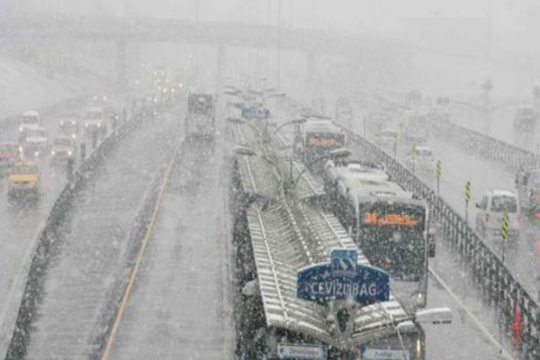 İstanbul'da kar yağışı trafiği felç etti