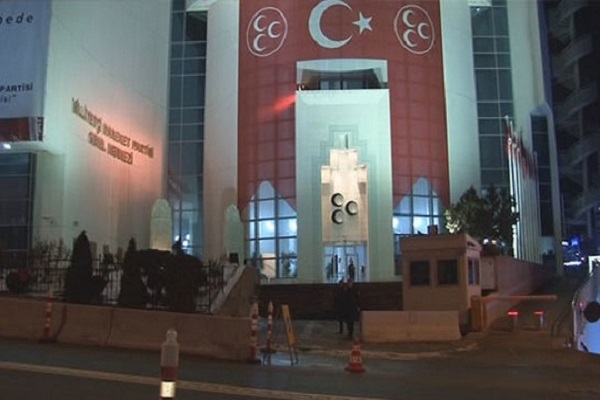 MHP Genel Merkezi önünde dikkat çeken güvenlik önlemi