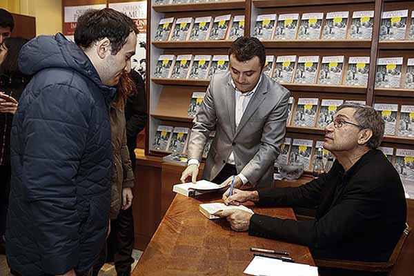 Orhan Pamuk'un imza törenine yoğun ilgi