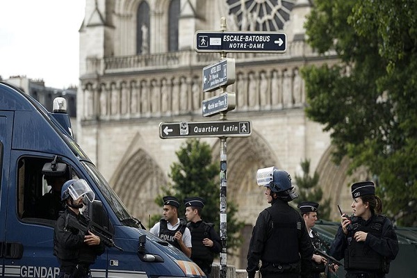 Paris'te polise kilise önünde saldırı