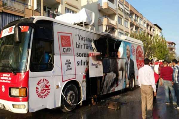 CHP'nin Manisa'da seçim otobüsü yandı