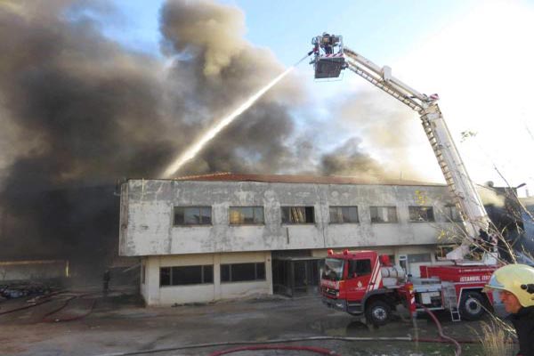 İstanbul'da sünger fabrikasında korkutan yangın