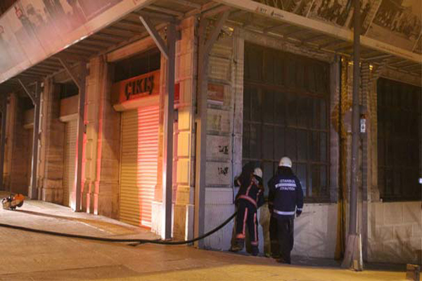 Taksim'de gece yarısı korkutan yangın