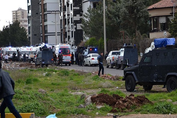 Diyarbakır'daki terör saldırısında 7 polis şehit oldu