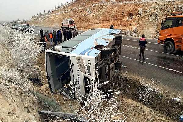 Eskişehir'den Antalya'ya sporcuları taşıyan midibüs devrildi