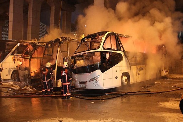 Büyük İstanbul Otogarı'ndaki 4 otobüs cayır cayır yandı