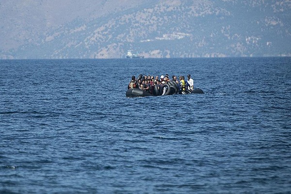 Ege Denizi'nde göçmen taşıyan bot battı, 9 ölü