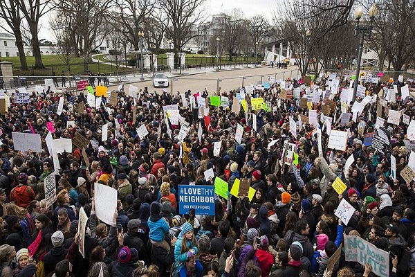 Beyaz Saray önünde toplanan vatandaşlar Trump'ı protesto etti