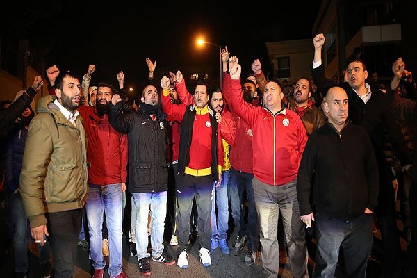 Galatasaray taraftarı derbi sonrası yönetime istifa çağrısı yaptı
