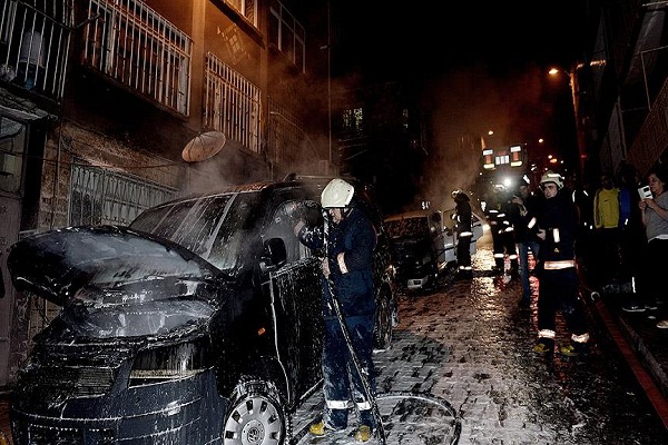 İstanbul Beyoğlu'nda 6 araç kundaklandı