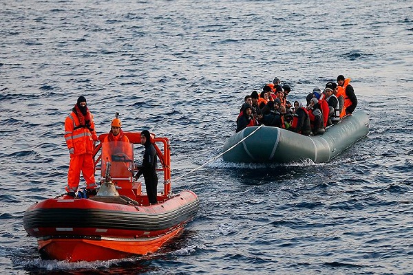 Çeşme açıklarında Yunanistan'a geçmeye çalışan 109 kişi yakalandı