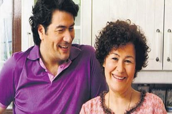 Vatan Şaşmaz'ın annesi Filiz Aker ile sosyal medyada yazışmış