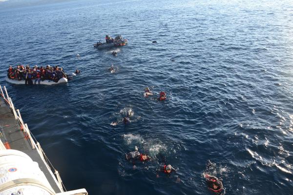 Yunanistan açıklarında mültecileri taşıyan bot battı, çok sayıda ölü var