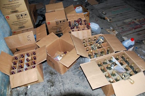 İzmir'de sahte alkol operasyonlarında 9 kişi tutuklandı
