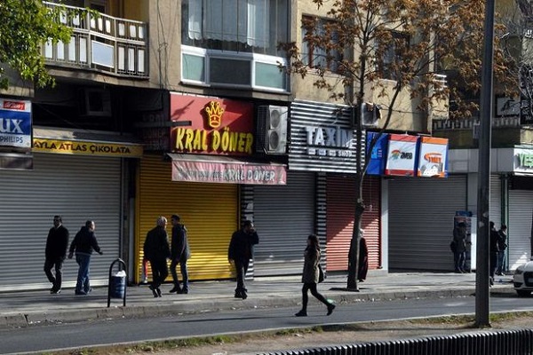 Sur'da  HDP ve DBP açıklama yapacağı için esnaf kepenk açmadı