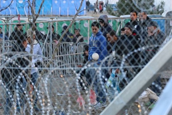 Makedonya sığınmacıların geçişini tel örgülerle engelliyor