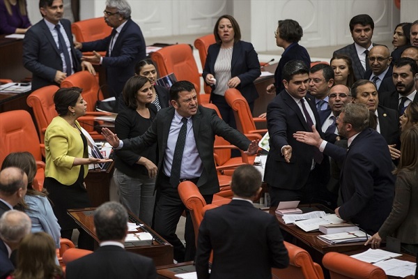 Meclis karıştı AKP ve HDP'li vekiller arasında yumruklu kavga