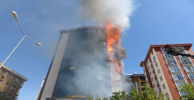 İstanbul'da korku dolu saatler, 9 katlı bina cayır cayır yandı