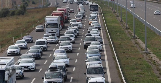 Tatilcilerin dönüş yolunda trafik durma noktasına geldi