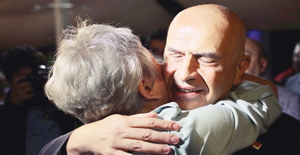 CHP'li milletvekili Enis Berberoğlu'nun tahliye sevinci