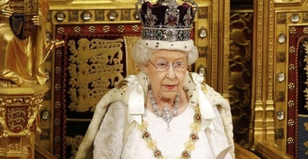 Kraliçe II. Elizabeth’in Mücevherleri  Türk Tasarımcıya Emanet