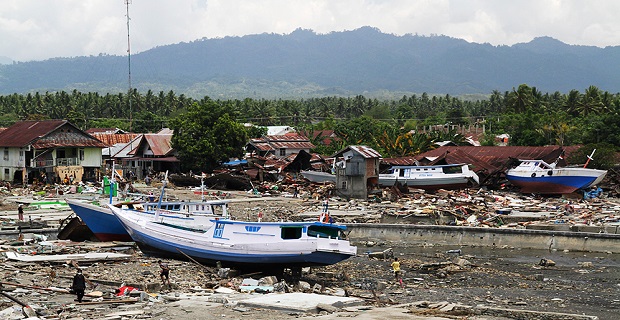 Endonezya'daki felakette ölü sayısı 2 bine yaklaştı