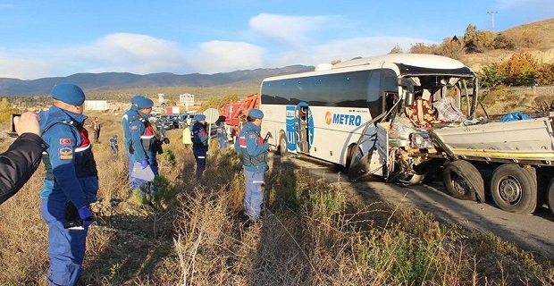 Askerlerin olduğu yolcu otobüsü TIR'a çarptı, ölü ve yaralılar var