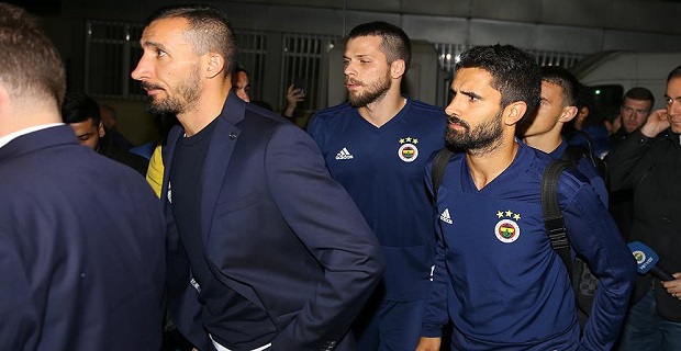 Fenerbahçeli futbolcular genç taraftarın ailesini yalnız bırakmadı