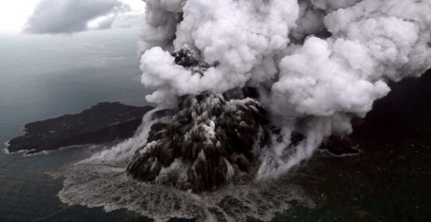 Endonezya’da tsunami bölgesindeki yanardağ için turuncu alarm verildi