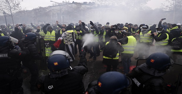Fransa'da akaryakıt zammı protestosuna müdahale sürüyor