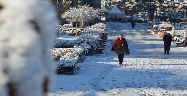 Güneşli havaya aldanmayın, sıcaklıklar 12 derece birden düşecek