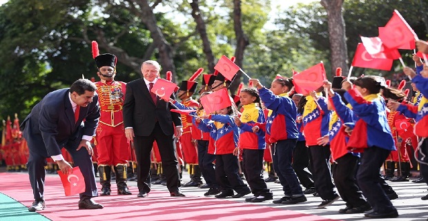 Venezuela Devlet Başkanı yere düşen Türk bayrağını kaldırdı