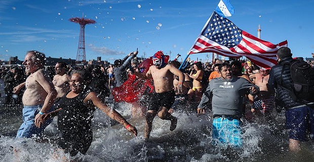 New Yorklular yeni yılı Atlantik Okyanusunda karşıladı