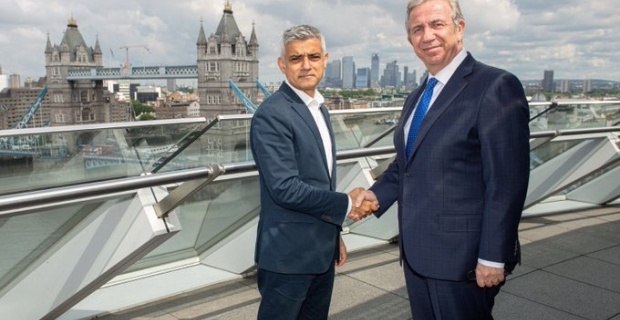 Londra Belediye Başkanı Sadiq Khan'a  Mansur Yavaş'tan Ankaragücü forması hediye