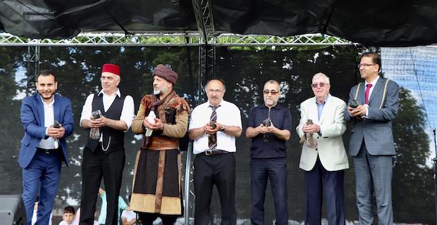Luton’da Türk Kültür Festivali’nde barış güvercinleri 