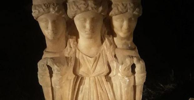 Türkiye'de Roma dönemine ait 3 başlı kadın heykeli ele geçirildi