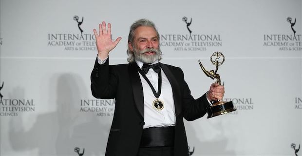 Haluk Bilginer, Uluslararası Emmy Ödülleri'nde En İyi Erkek Oyuncu seçildi