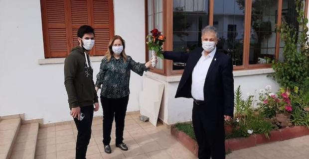 Kuzey Kıbrıs Türk Cumhuriyeti Sağlık Bakanı Dr.Ali Pilli, eşini güllerle duygulandırdı