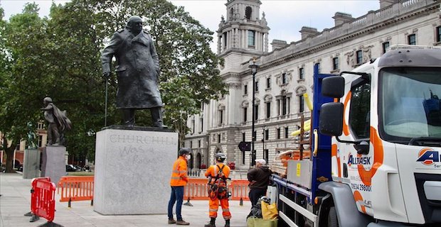 İngiltere'de heykel krizi büyüyor