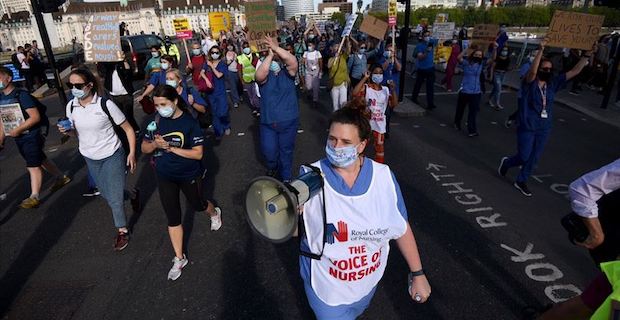 İngiliz sağlık çalışanları zam talebiyle hükümeti protesto etti