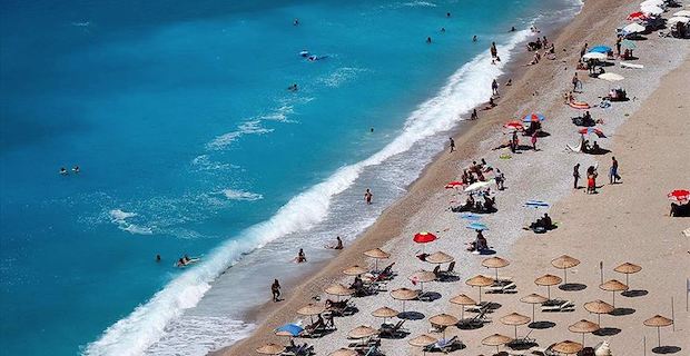 Muğla'da turizm merkezlerinde tatilciler denizin keyfini çıkarıyor