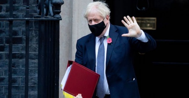 İngiltere Başbakanı Johnson'dan rekor düzeyde artan koronavirüs vakalarını önlemek için daha sıkı önlemler