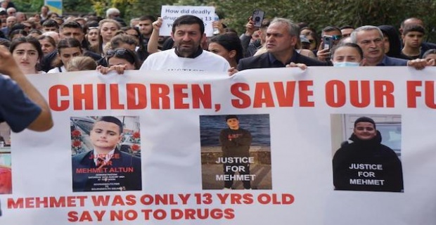 Bournemouth şehrindeki 13 yaşındaki Mehmet uyuşturucudan öldü ! Ailesi yasta ! Bournemouth'ta protesto