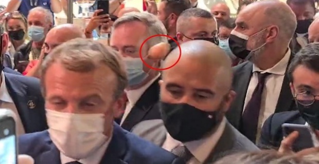 Fransa Cumhurbaşkanı Emmanuel Macron, Lyon kentinde bir fuar ziyaretinde yumurtalı saldırıya uğradı