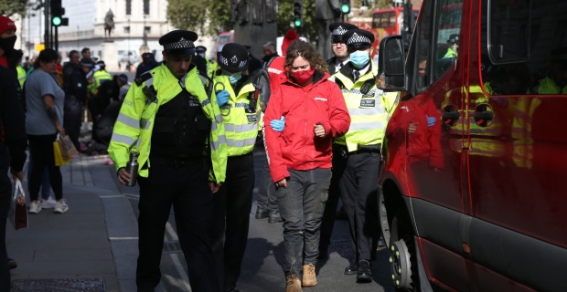 Londra’da Çevreci örgüt Greenpeace üyelerinden eylem