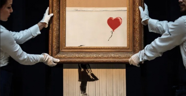 Sokak sanatçısı Banksy’nin en ünlü eserlerinden biri olan Love is in the Bin satılarak rekor kırdı.