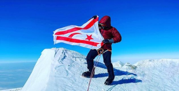 Antarktika’nın zirvesinde KKTC bayrağını Kıbrıslı Türk dağcı Birkan Uzun dalgalandırdı