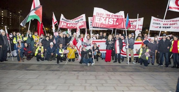 KKTC bayrağının indirilmesine karşı ırkçılık nedeniyle Waltham Forest Belediyesi önünde ikinci protesto