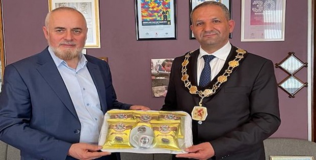 Enfield Belediye Başkanı Özaydın’a, Recep Ercan Oza kahvesi ikram etti
