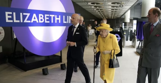 Kraliçe Elizabeth Londra'da adına yapılan metroda